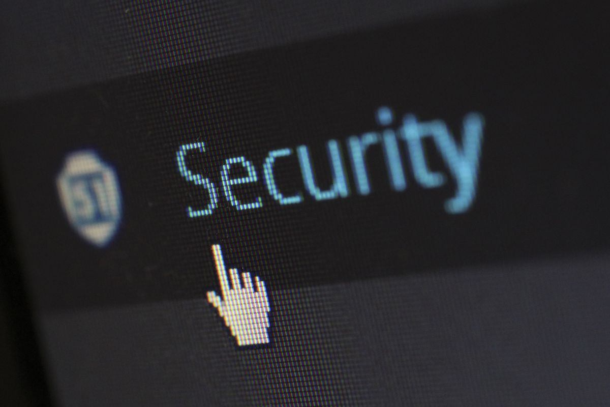 Kursor komputer menyorot tulisan digital security di layar