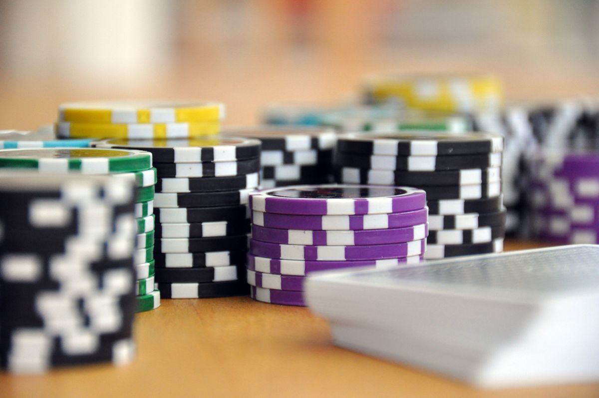 Kartu remi dan chip poker tersebar di atas meja
