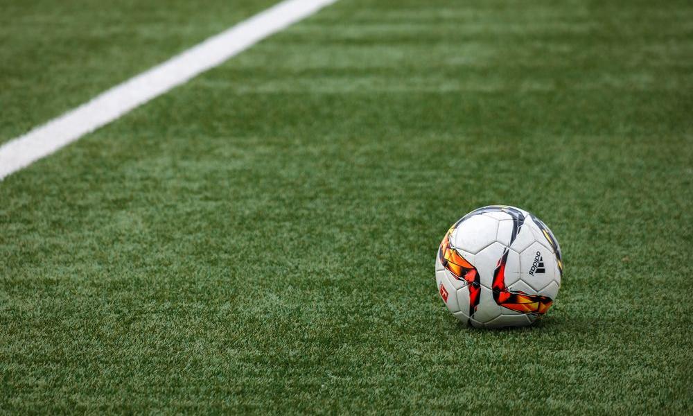 Stadion sepak bola saat pertandingan berlangsung