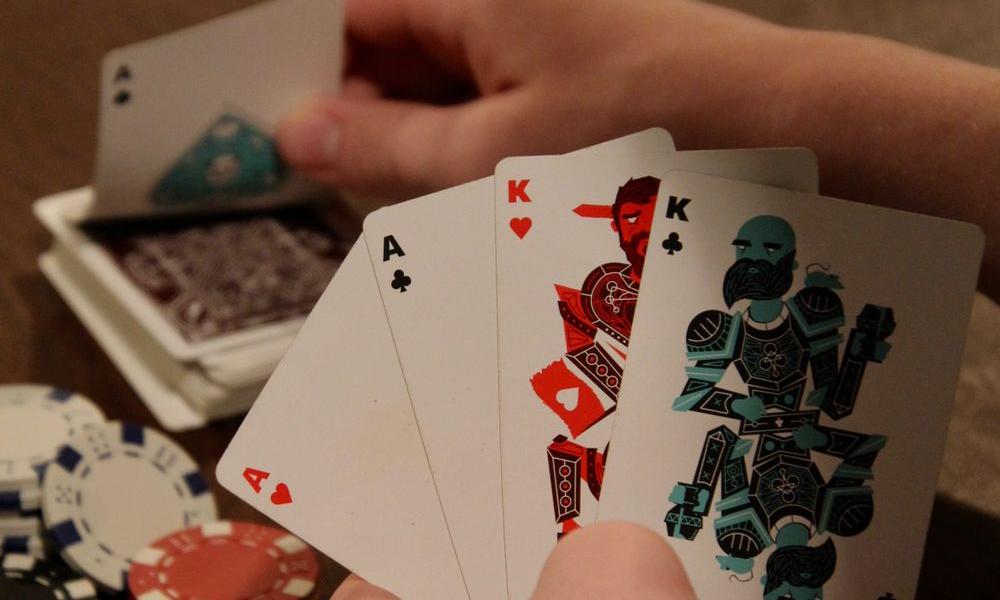 Chip poker dan kartu remi di atas meja